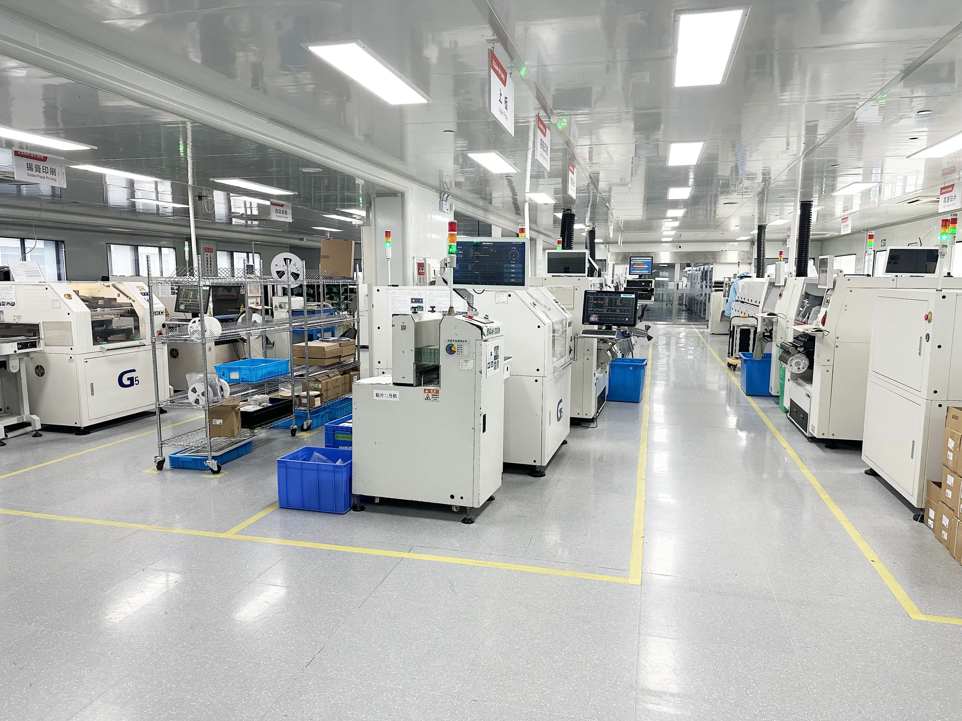 Electronic assembly equipment in the FAHINT workshop
