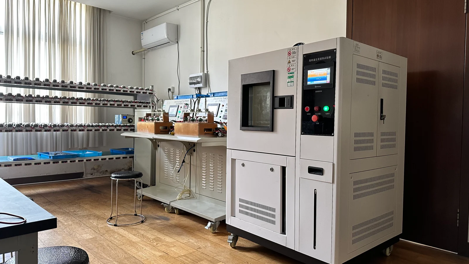FAHINT laboratory with test benches and a temperature and humidity chamber